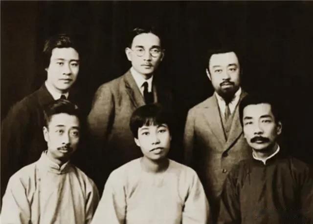 林语堂与鲁迅曾是好友。

当初，热血青年林语堂参加学生集会时，一砖头拍破了反动军