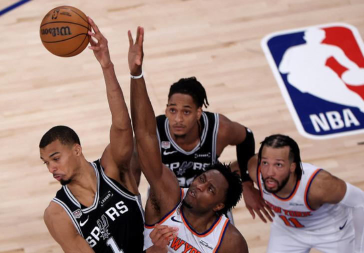 NBA总决赛，马刺对阵尼克斯的G5比赛中，出现了非常奇葩的一幕。第三节比赛中段，