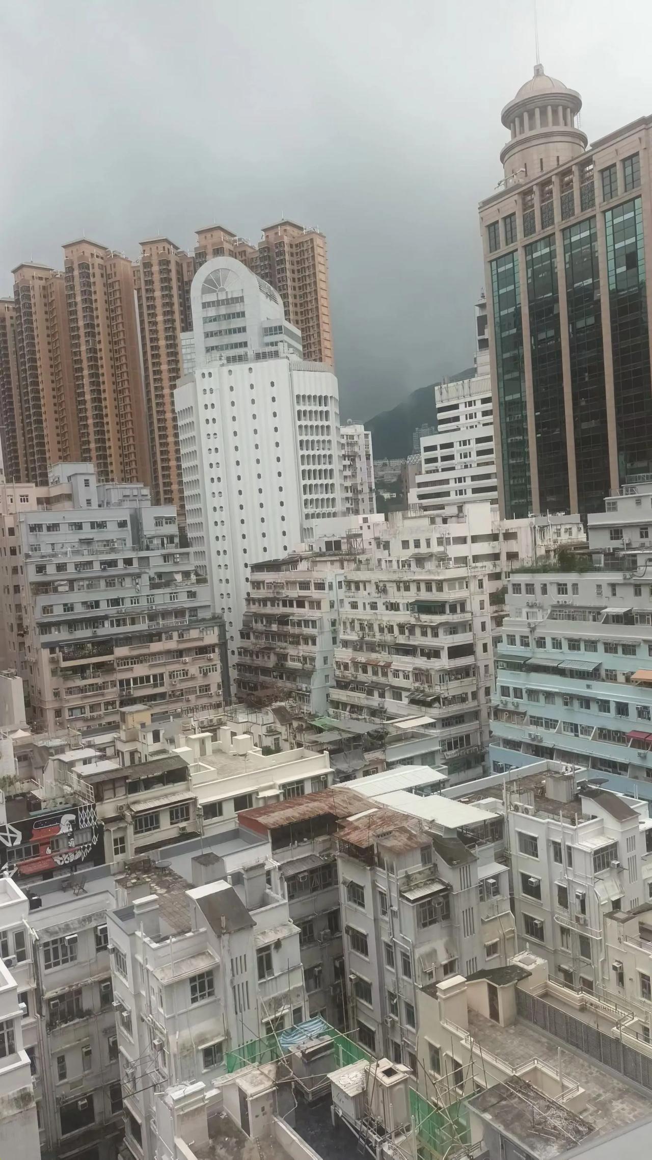 动辄千万以上新造楼宇下的矮小老旧住宅，对比鲜明。这里老旧私楼拆卸新楼冒出循市场需