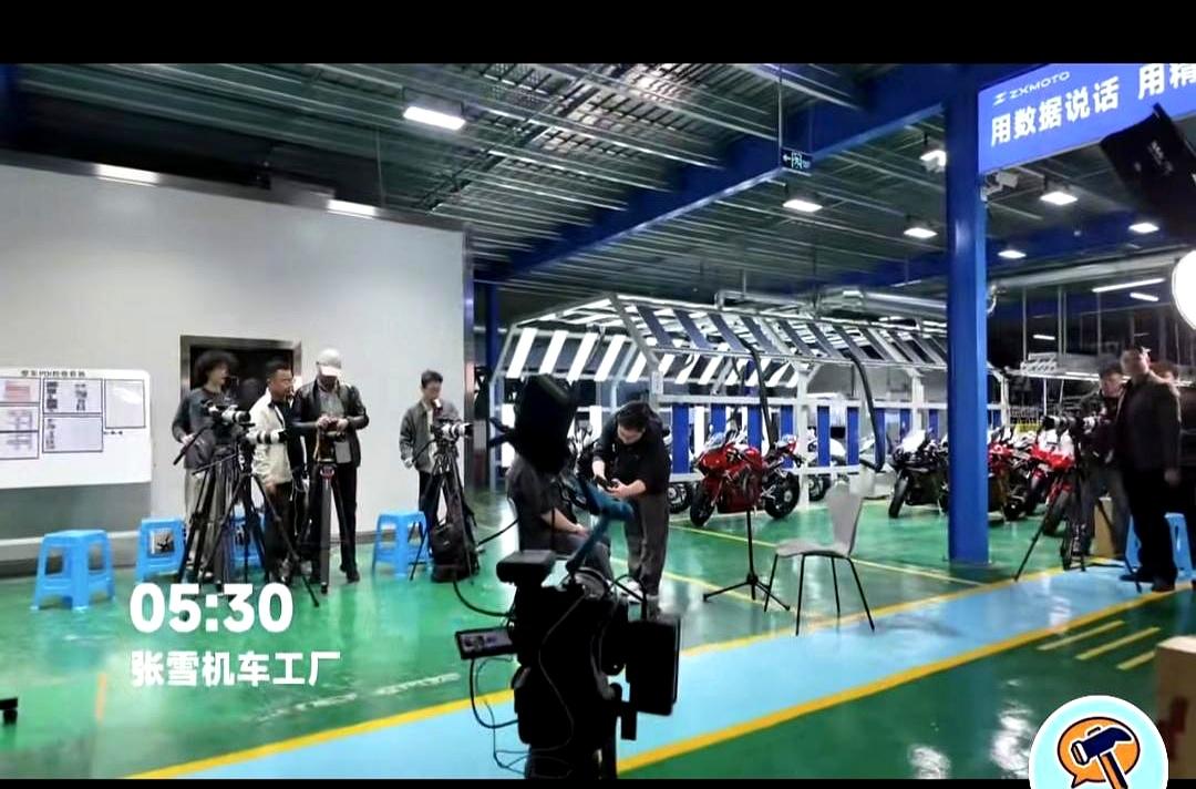 天还没亮，5:30，《面对面》的人就进了张雪的工厂。
器材一件件落地，机位先架好