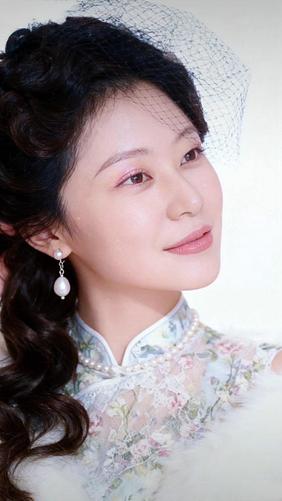 优雅复古风，珍珠耳环与蕾丝旗袍的完美搭配，尽显东方韵味。
