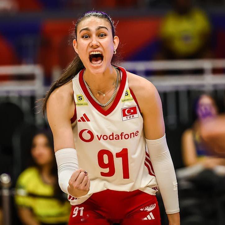 土耳其🇹🇷身披国家一队战袍出战首场正式比赛的19岁接应 🇹🇷 德芙妮·巴