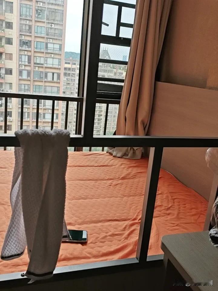 这就是我目前的住室，我今天要讲的不是我的居住环境如何，而是想个大家分享一个双独生