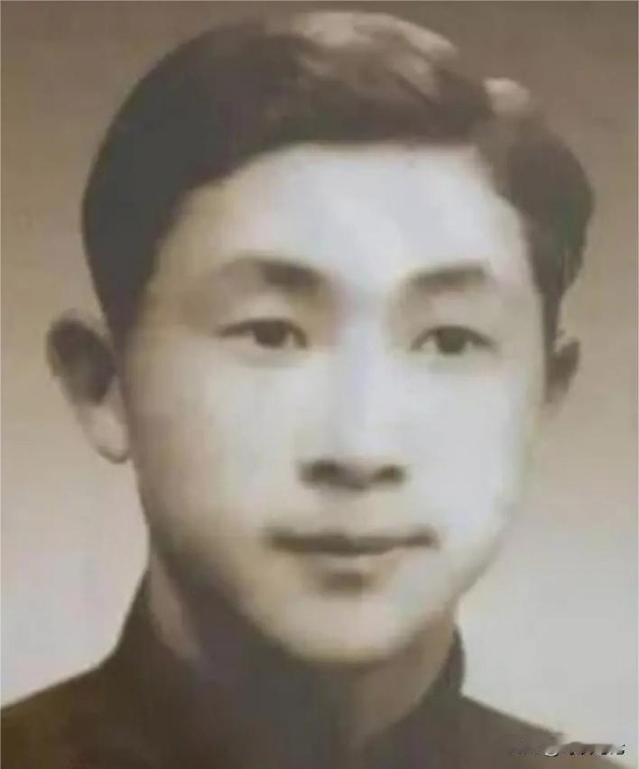 1947年，一名地下党因战友出卖被捕，他机智将计就计，利用3次上厕所对叛徒说：“