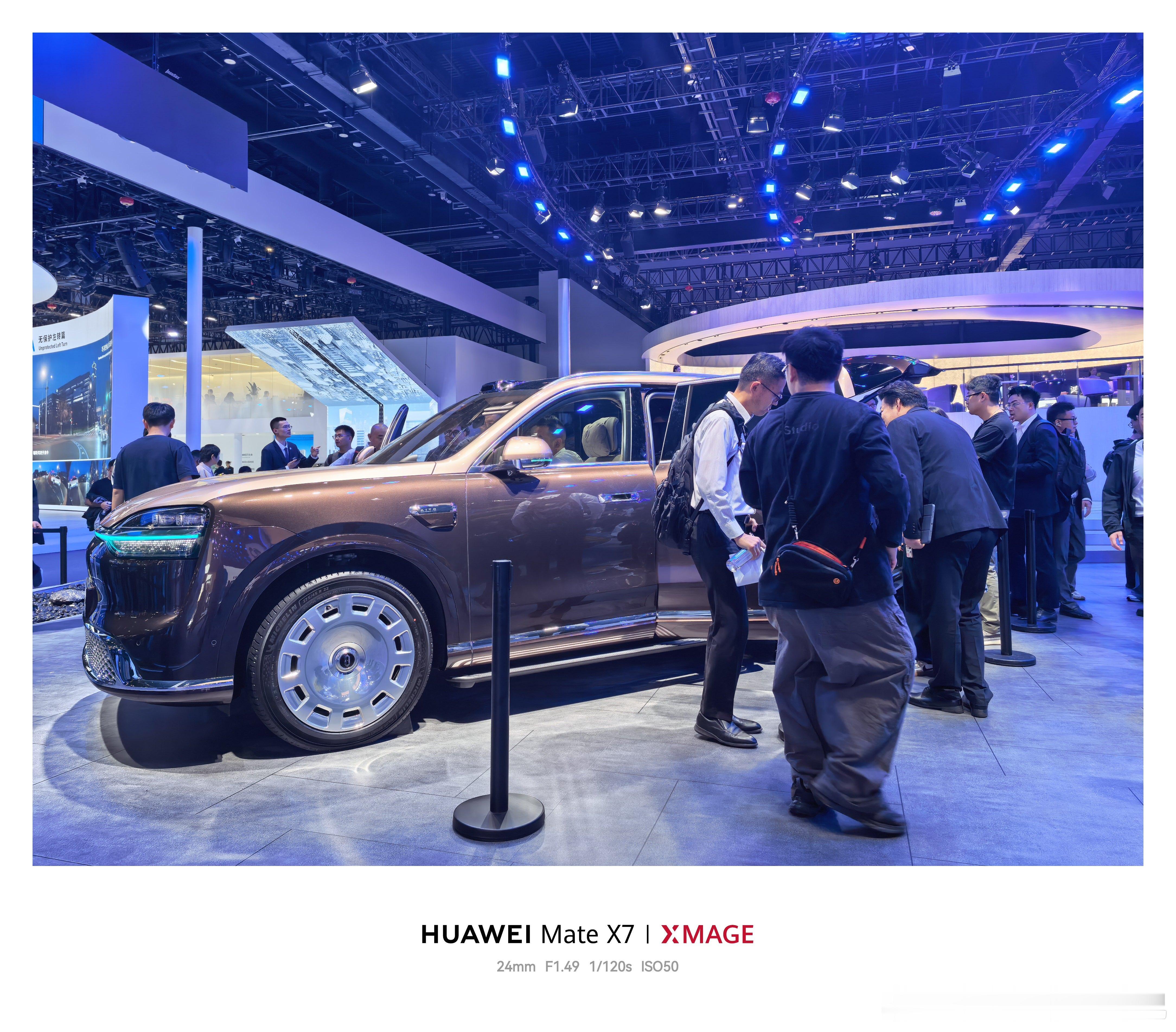 问界展台新M9绝对是大明星，简单了一下，还是有点心疼。M678看的人也不少，很稳