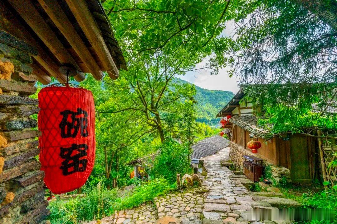 被温州古村狠狠治愈✨，原生态山水古村，原相机直出就很美。浙南群山之间散落着不少宝