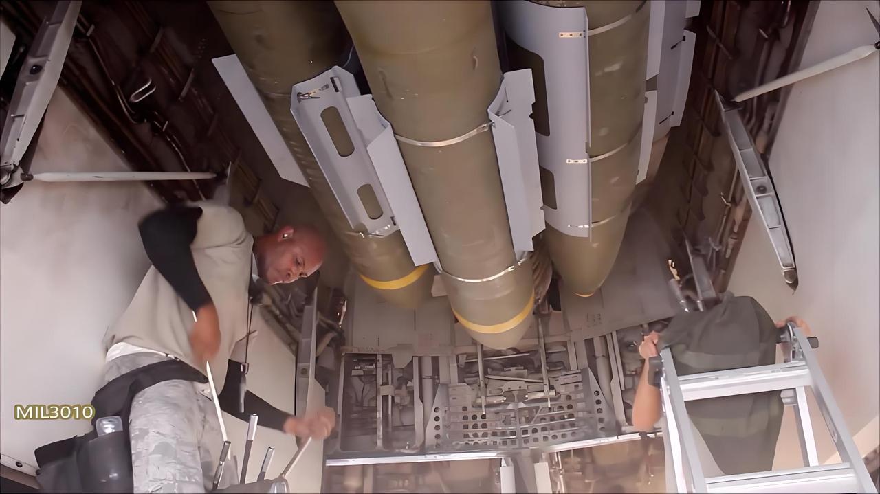 你知道吗？在实战中，美国空军有一种武器组合让地面目标闻风丧胆，那就是挂载GBU-