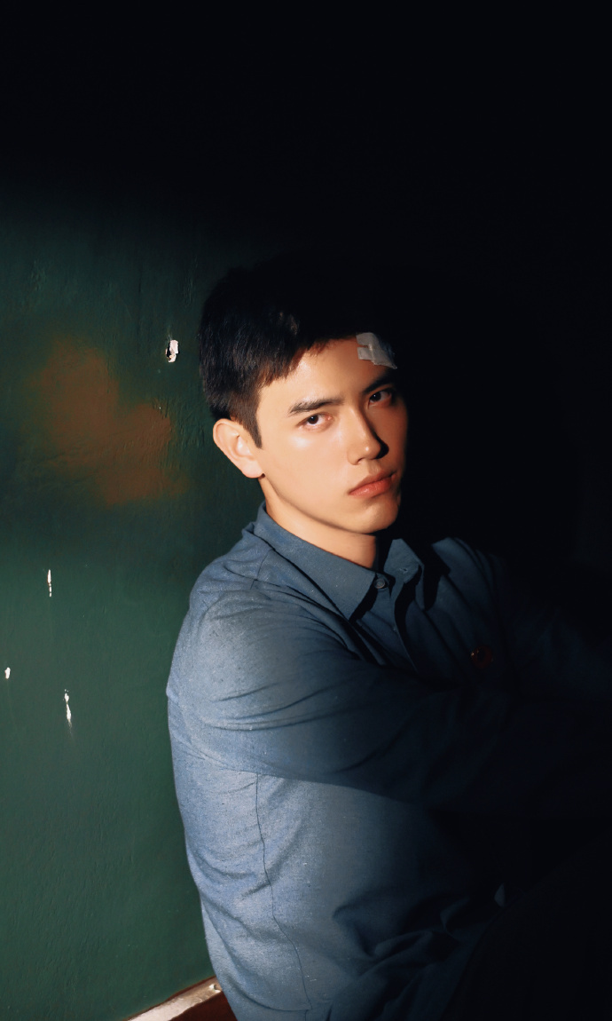 陈飞宇剧本围读幕后首曝光 顺毛飞宇围读现场好苏！和编剧讨论角色时突然低头笑，说