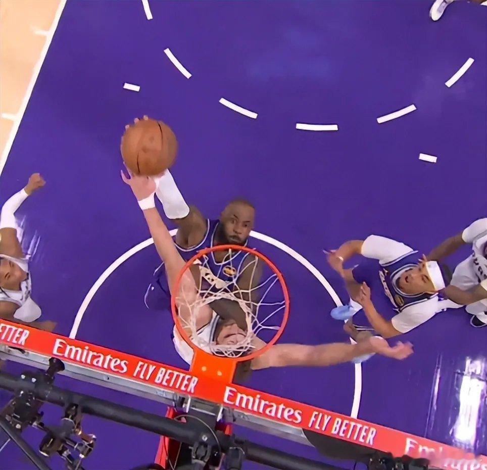 詹姆斯隔扣 今天不太平凡，因为詹姆斯变硬了。当2米16的科内特在篮下扎稳马步，所