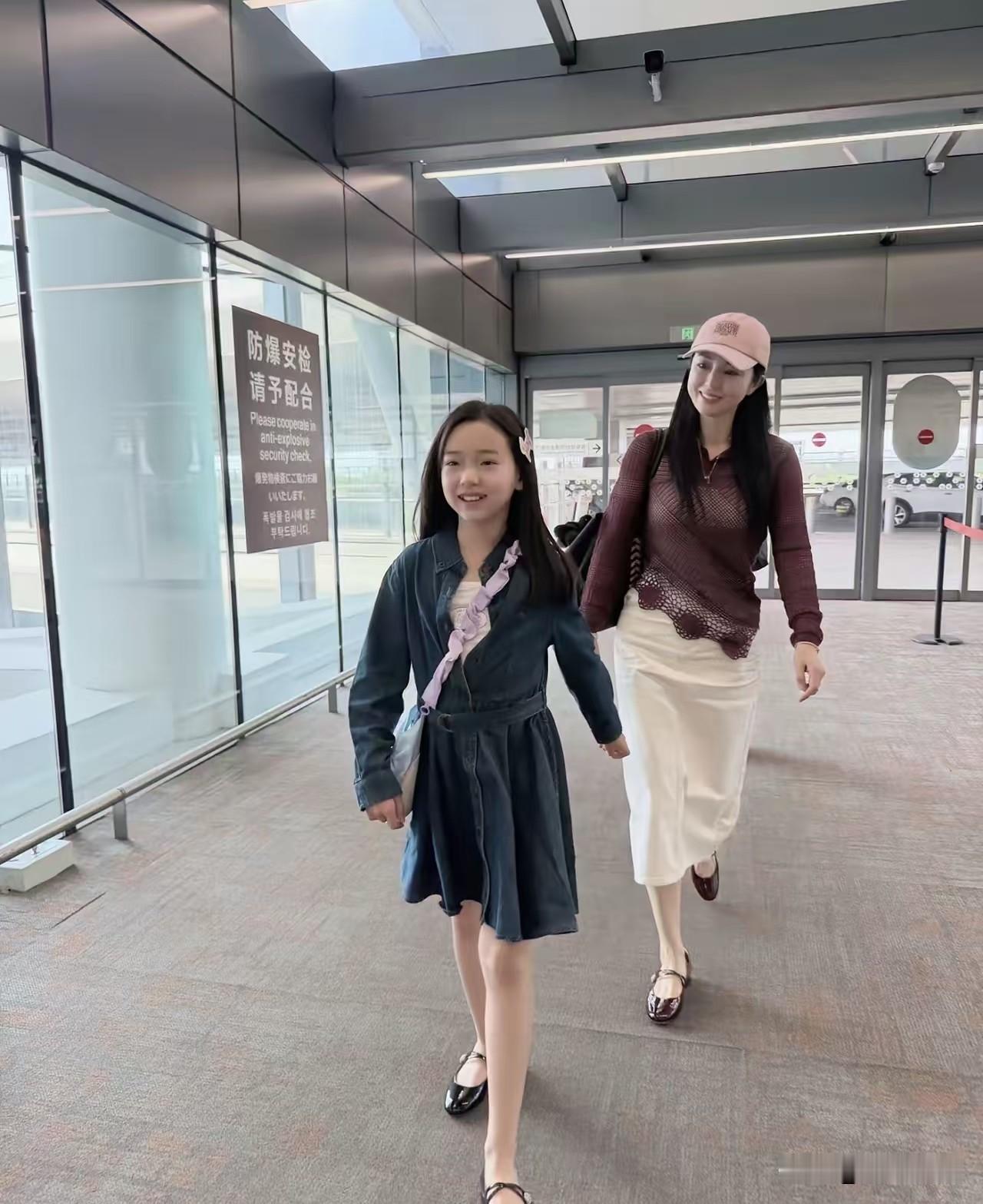 这届网友是真难带！
明星藏孩子，你说“肯定有鬼”；
大大方方带出来，你又说“拿娃
