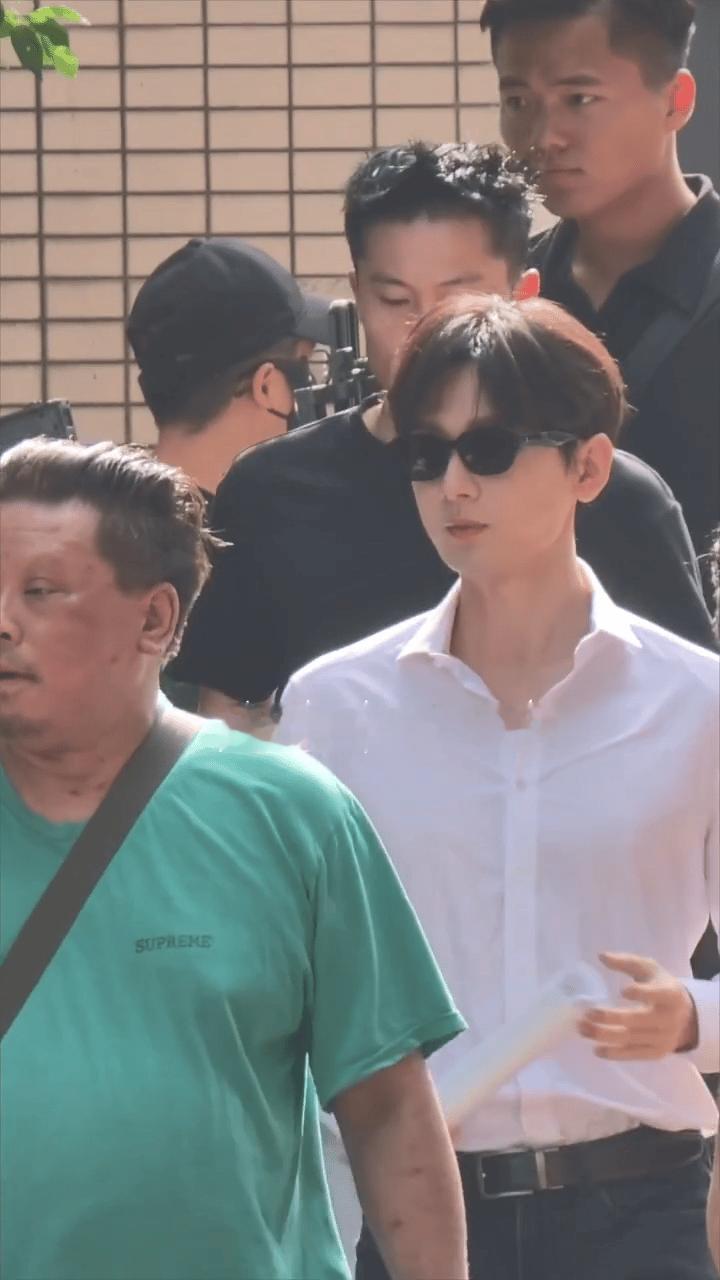 哦莫，这个宽肩窄腰