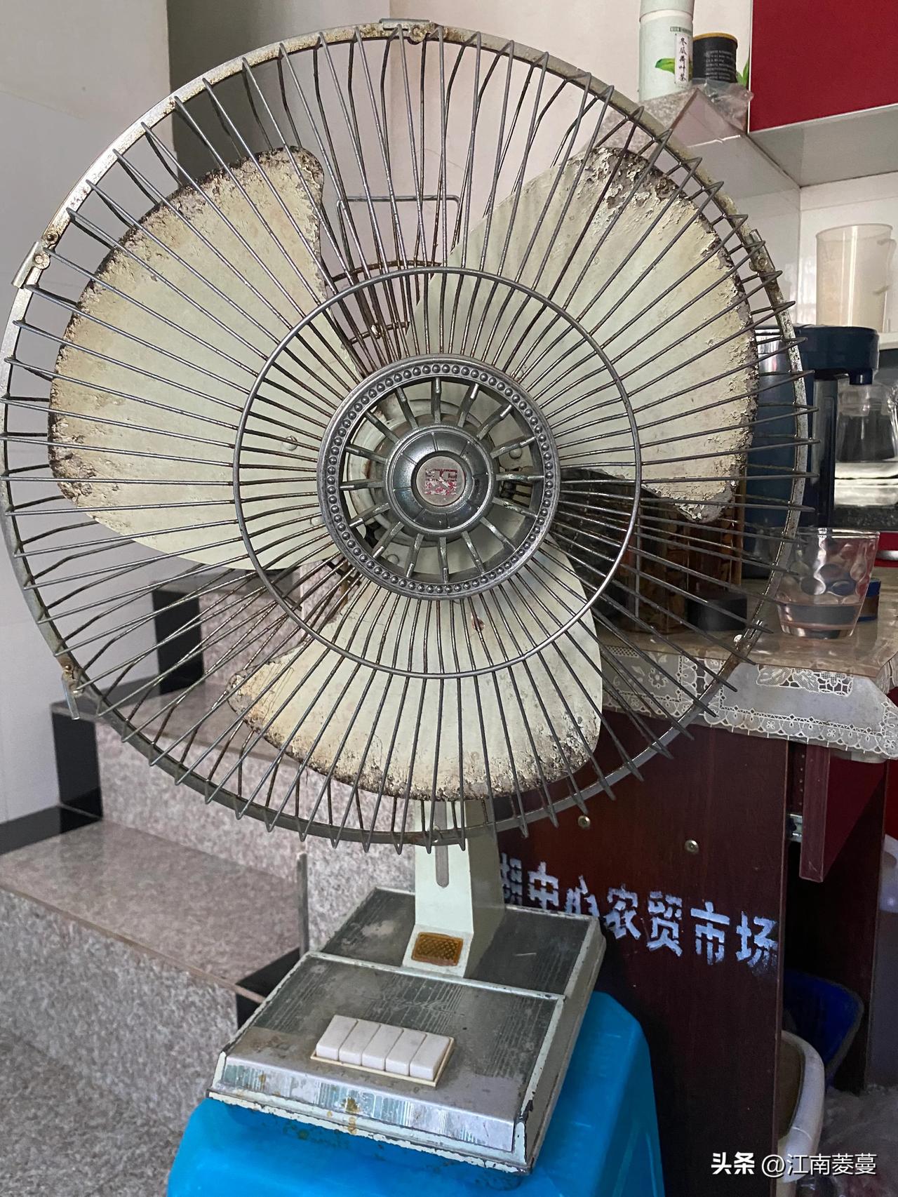 都二十一世纪了，家里到了炎热的夏天，又搬出了这80年代的电风扇，空调吹着嫌冷，还