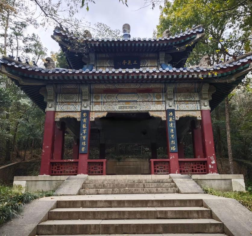 1946年，蒋介石回到南京，暗地里动了帝王心思，于是悄悄请了一位高人，帮忙在紫金