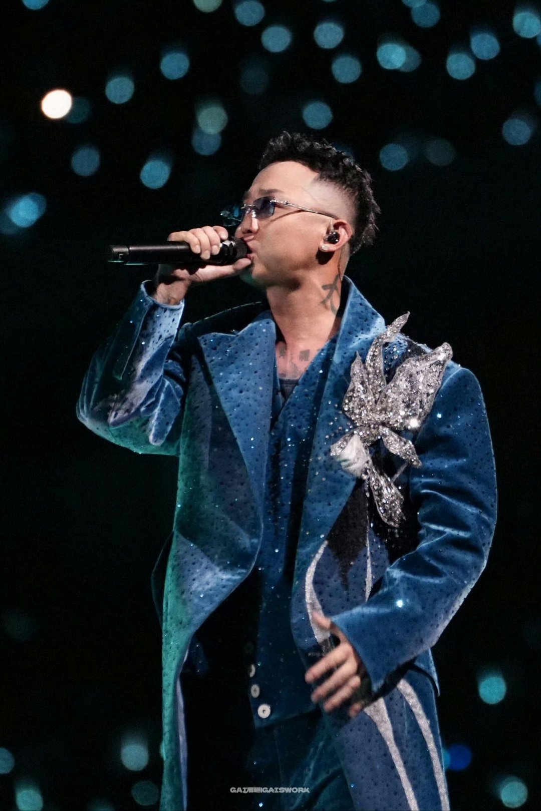 GAI烧起来了GAI演唱会现场太热了来看周延演唱会记得带汗巾，不然真扛不住，这体