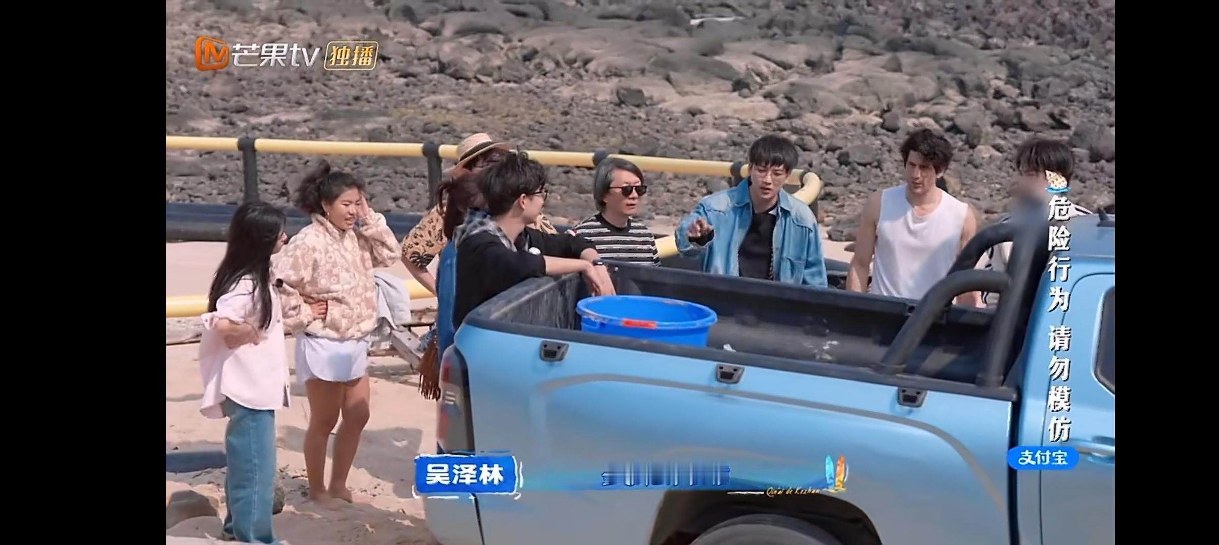 王鹤棣带客栈全员抬咖 群像的魅力，王鹤棣、沈月和大家一起抬皮卡车，“因为大家一直