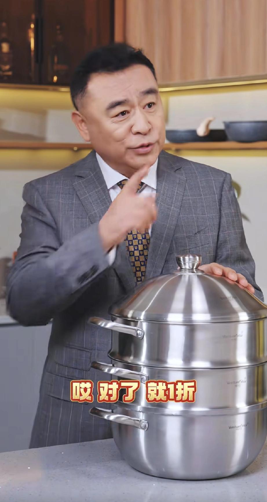 想不到曾经的“国脸”，也来视频平台上卖货了……
昨天在某视频上刷视频看，突然看到