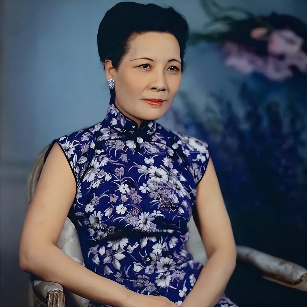[太阳]1937年，民众们为了抗日，踊跃捐款购买战斗机，宋美龄手握足以购入130