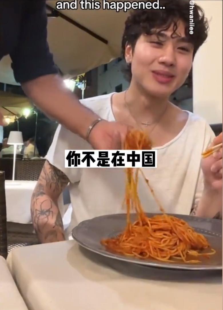 中国游客在意大利用筷子吃意面，服务员看到后立马拿着叉子过来，对游客说：你在意大利