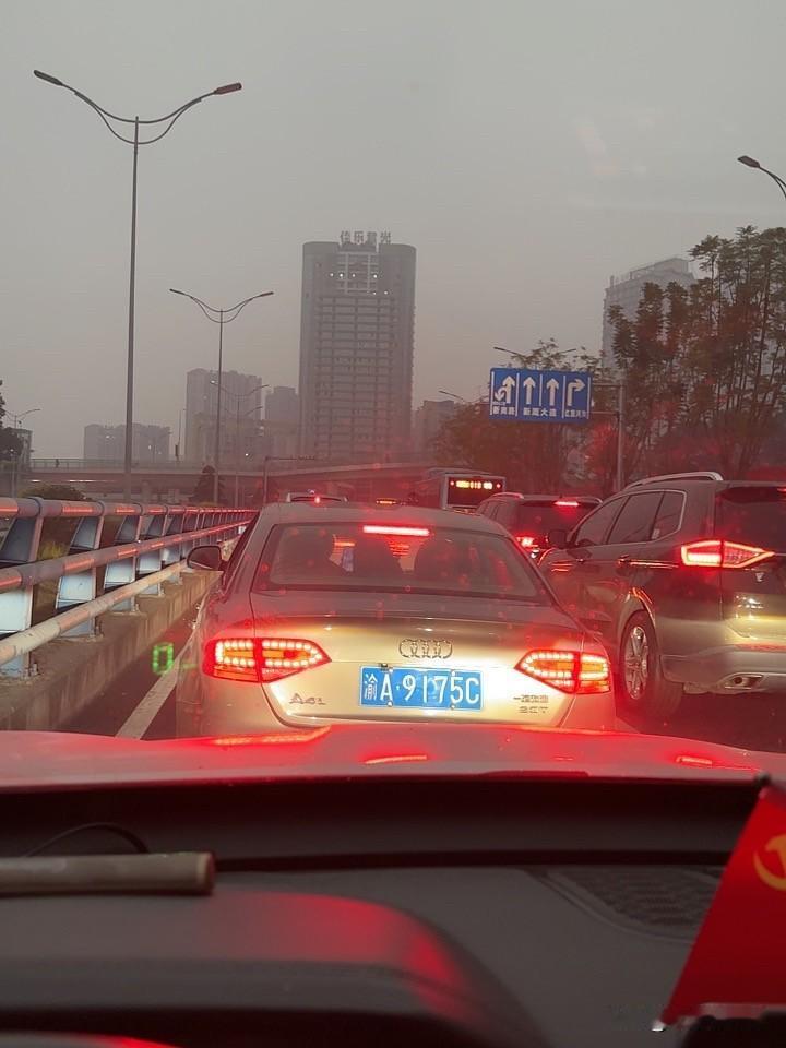 只要是周一，这个转盘绝对堵车，没有半个小时走不出去。
只要是到了7点半之后，就是