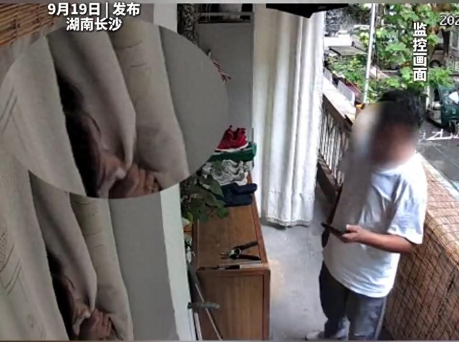 湖南长沙，一女子居家裸身时下单上门退货，未料快递员无任何敲门、电联示意，直接推门