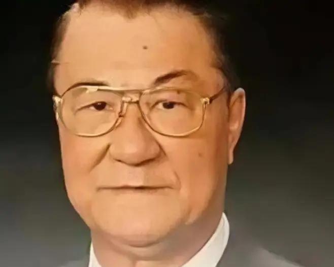 1992年，阎锡山的小儿子回到山西忻州，在老宅门口老泪纵横。然而就在他抬脚准备回