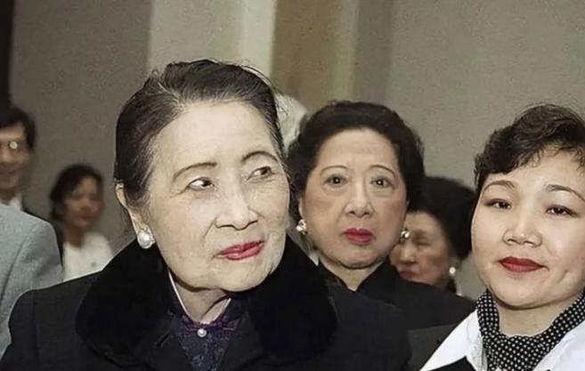 2003年，106岁的宋美龄在美国纽约逝世。她晚上逝世，第二天就被人从公寓里面用