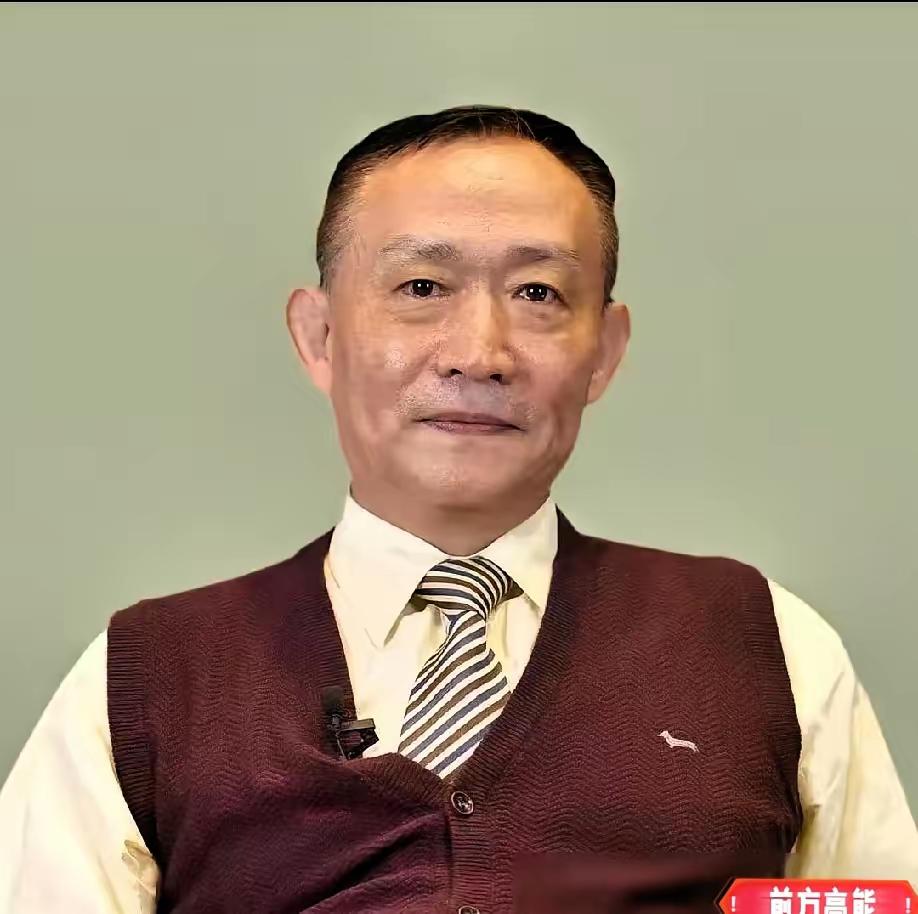 这几天的新闻看得人背脊发凉。
卢麒元这次算是把那一层窗户纸给捅破了，真敢说！
 