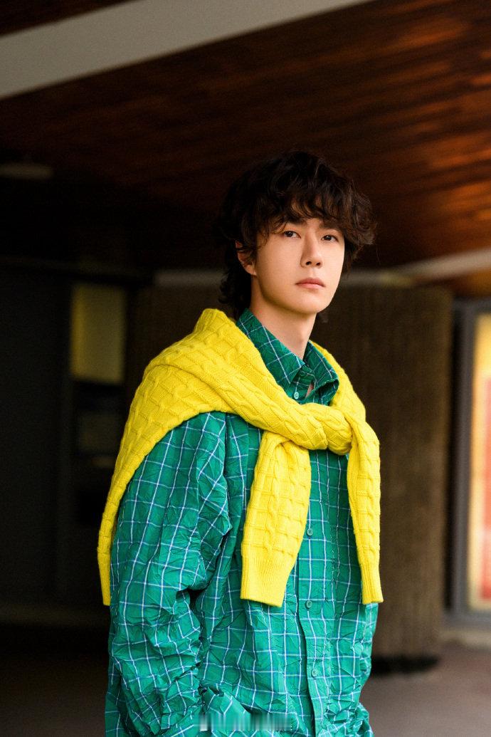 王一博惠英红陈都灵秀场造型 时装周造型惊艳时刻！用绿色褶皱衬衫与黄色毛衣玩转色彩