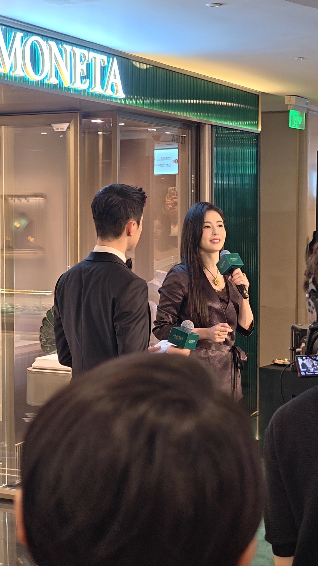 在MONETA国贸店遇见张柏芝，戴黄金又美又飒比利时高级珠宝品牌MONETA，在