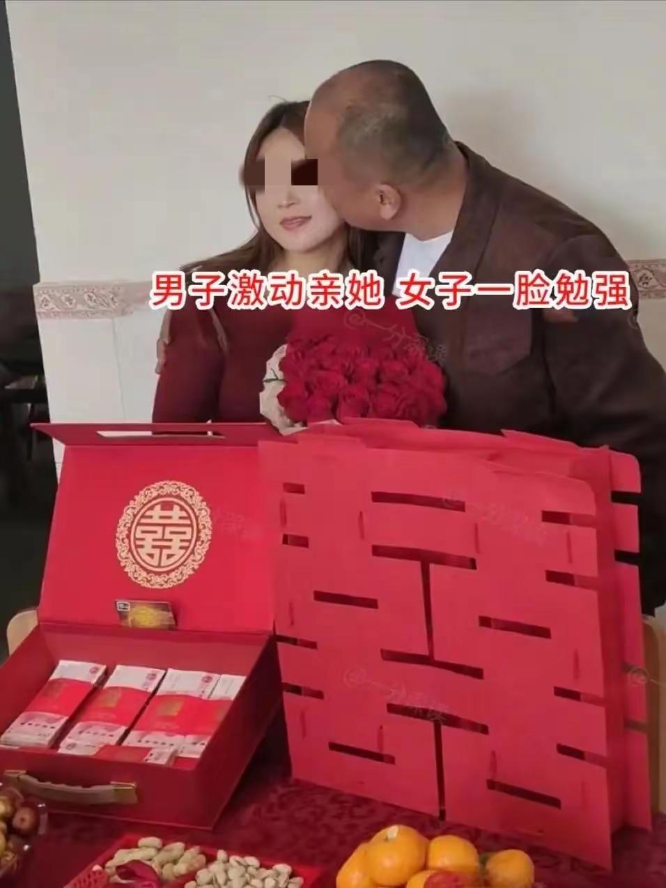 30岁离异女同事被催婚，嫁给秃头男领导
 
30岁离异女同事，在父母催婚和同事撮