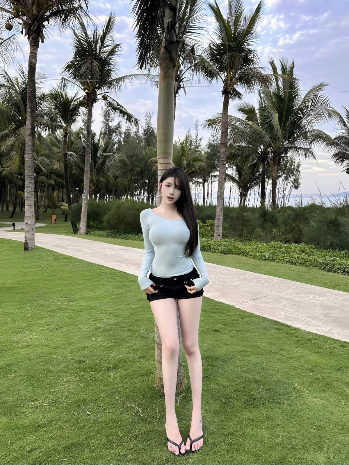阳光下的热带风情，清新穿搭，尽显夏日魅力！🌴💃🏖️你觉得女人最重要的是美貌