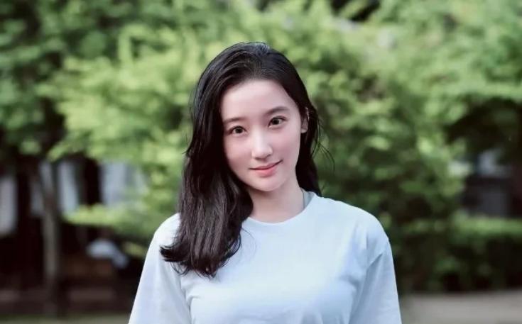 国民党主席郑丽文访陆，把30岁的董佳瑜一起带过来，宋涛亲自接机！很多人以为这是国