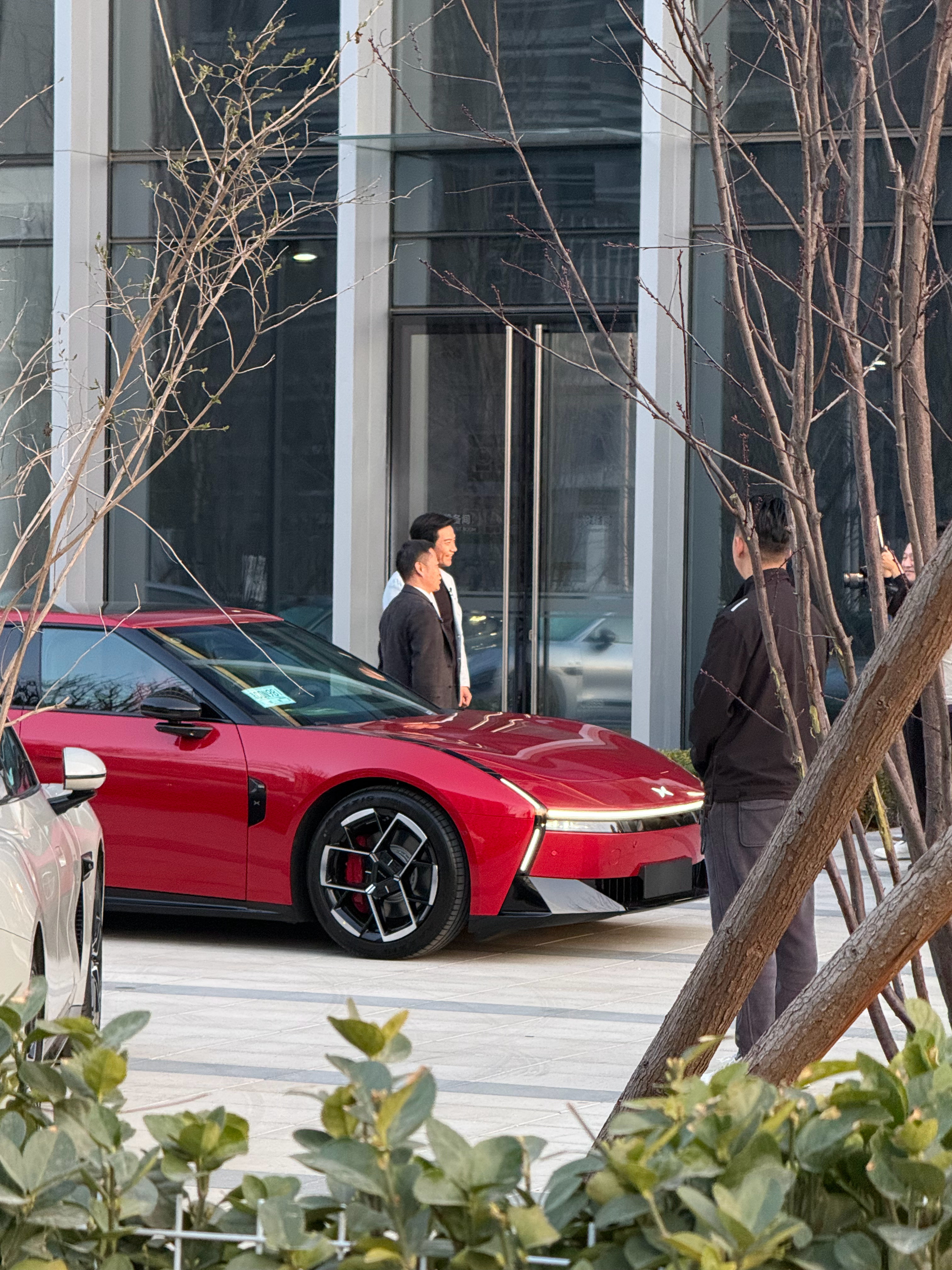 拍到大师兄来参加今天的小米发布会了？何小鹏开的还是全新红色的小鹏P7！！！