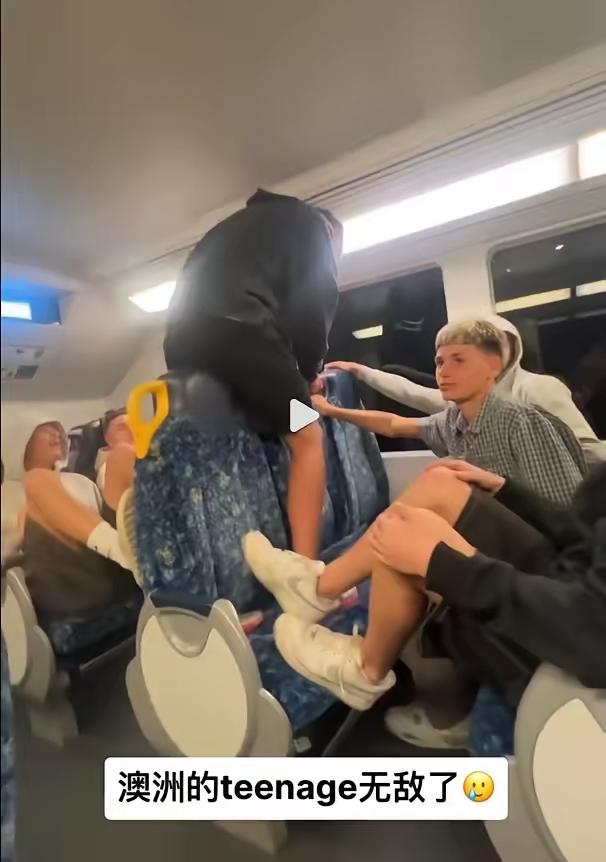 图里的金发小伙们在公共场合直接把脚踹座椅上蹬来蹬去，

    有人跨坐着晃悠，