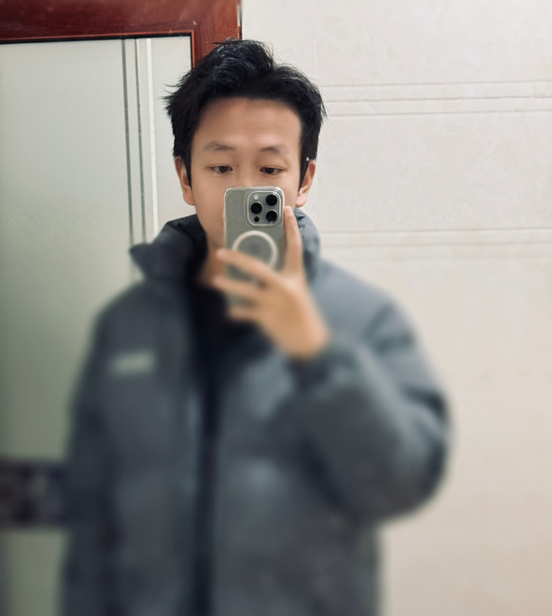 这就是我花了72块钱剪的头发，左边是剪之前，右边是剪之后，反正看起来跟没剪一样，