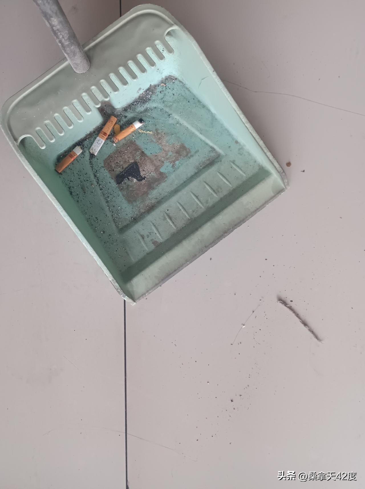 真是好人没好报
两个小年轻带孩子来看病，买东西女的抱着孩子。
男的问隔壁桌椅可以