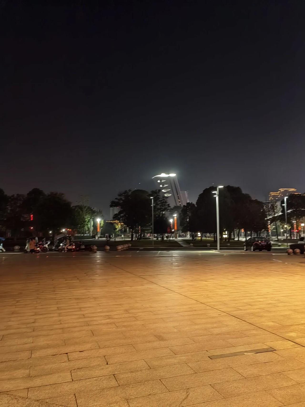 是不是人到中年，
女人很容易对什么都不感兴趣。
我现在除了对赚钱感兴趣，
我发现
