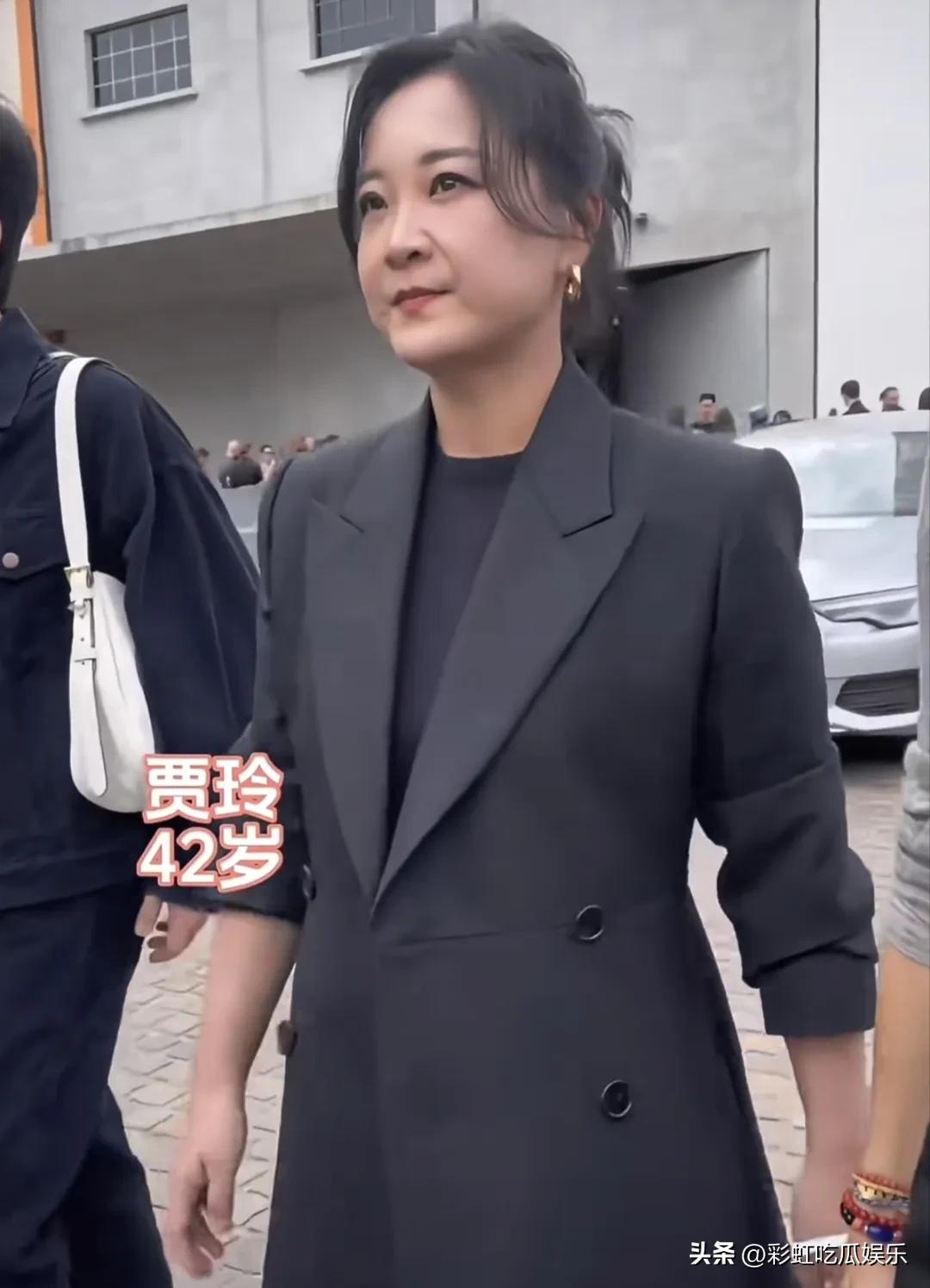 贾玲瘦下来实在太哇塞了，西装套装亮相，别人穿起来像微商女强人，贾玲穿起来很飒，英