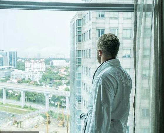 窗里窗外，
两个世界
 
窗内微光黯淡
斯人独倚窗沿
眉宇间藏着化不开的憔悴
眼