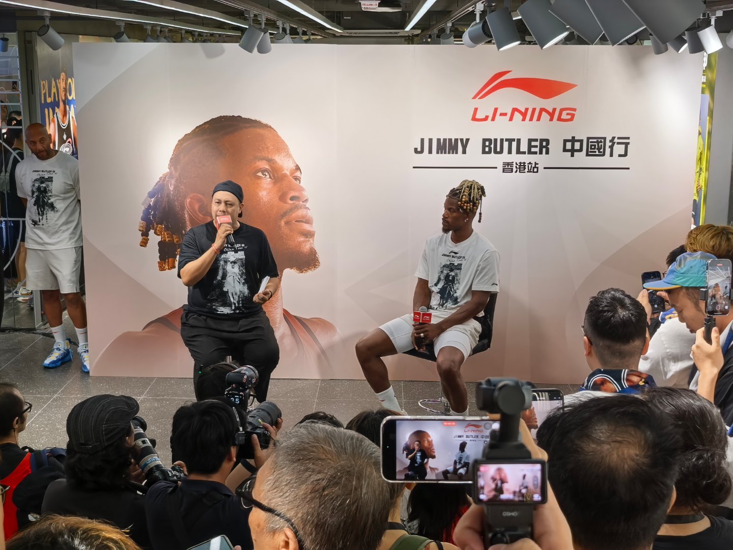 主持人问巴特勒，能给今年首轮十六顺位NBA新星杨瀚森一些什么建议。巴特勒回答说：