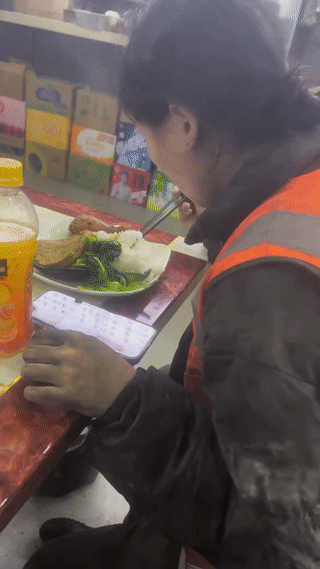 男子的老婆跟着他一起在工地干活。
虽然他们每天干的活又脏又累，弄得满身油污。
但