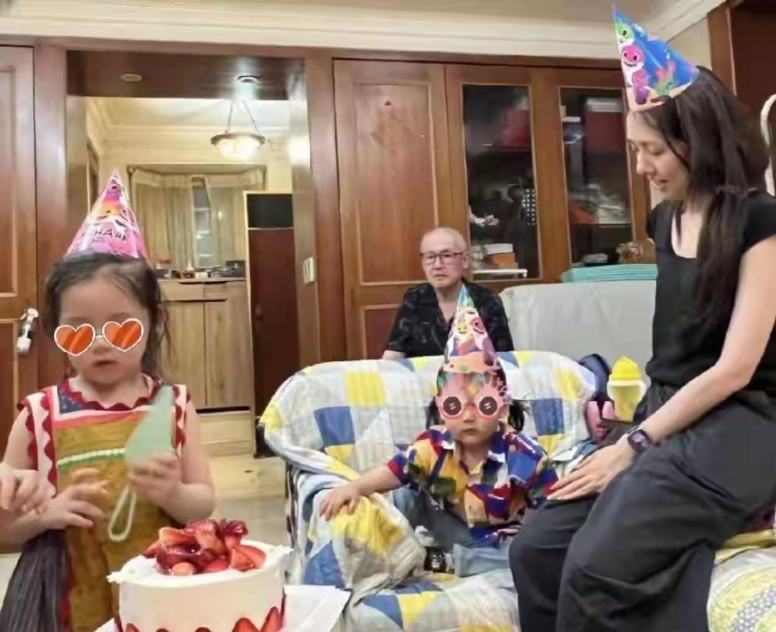 郭碧婷给3岁儿子留长发郭碧婷3岁儿子向笙留着及肩长发，扎辫穿粉衣逛花园被误认成女