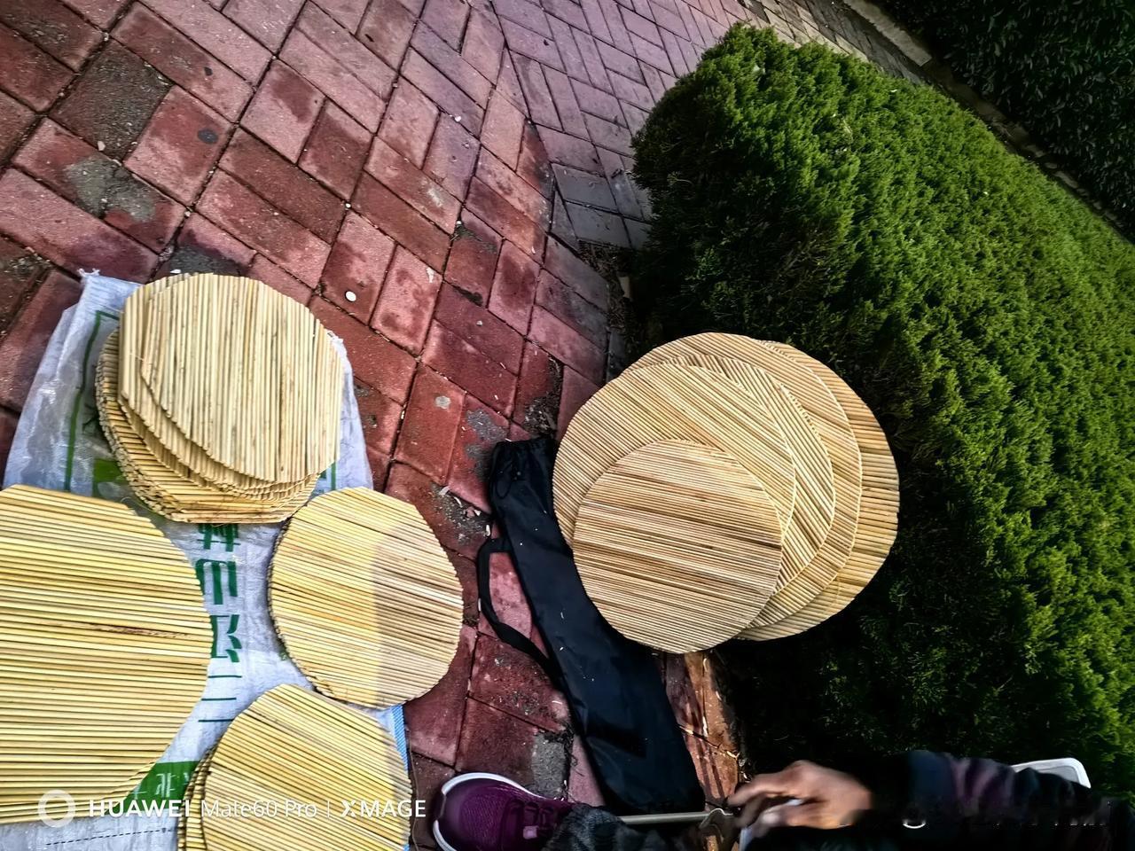 #一句话分享秋日感悟#农村两位古稀老太来青岛住孩子家，傍晚还要出来迎着乍冷的秋风
