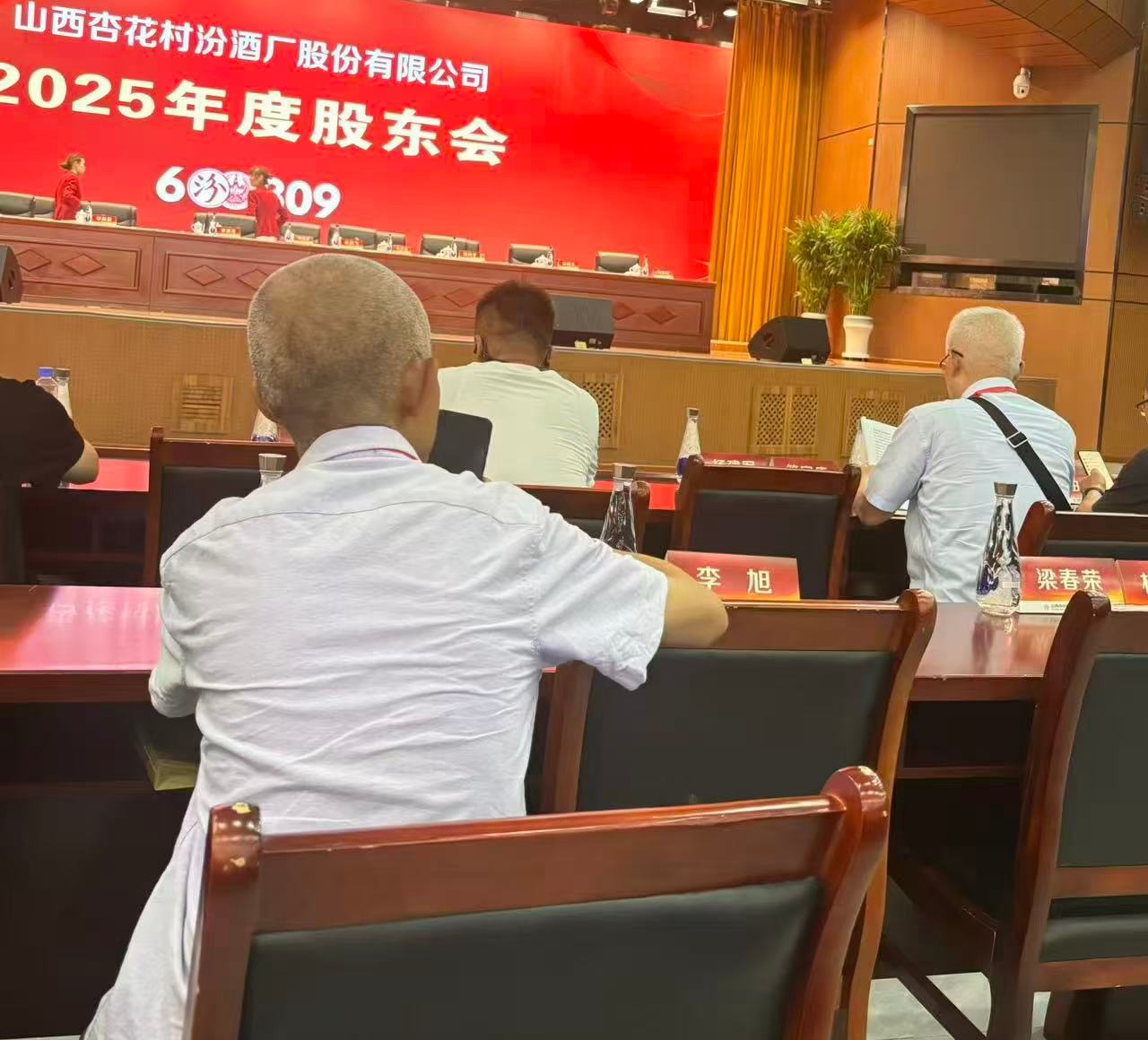 佛得角全国人加起来不过50万人，随便找一个消费票里面的散户都比这个数多，然而人家