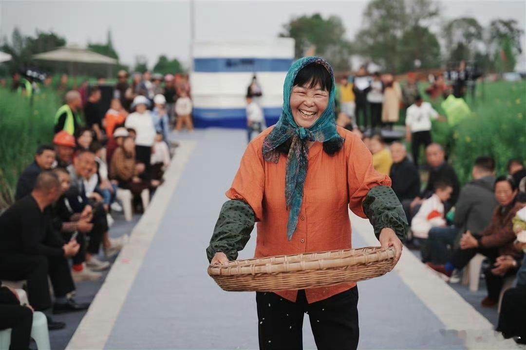 这个劳动节把秀场交给农民这才是五一该看的农民走秀星农人节开启别样五一秀场，把舞台