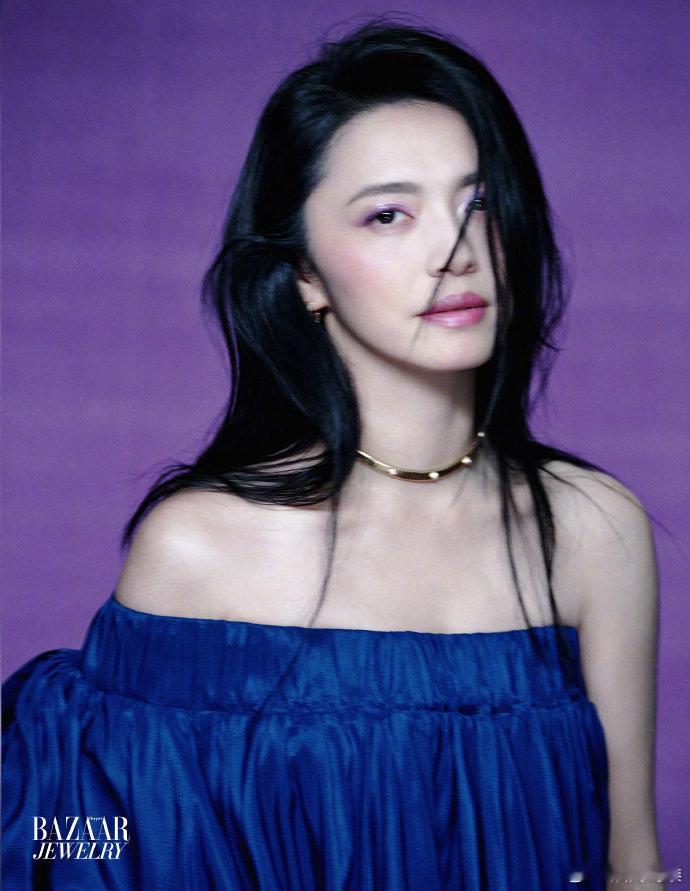 姚晨紫色细闪眼影  姚晨今天是高贵冷艳女王紫 ，就一个字美，每一个镜头都美得不可