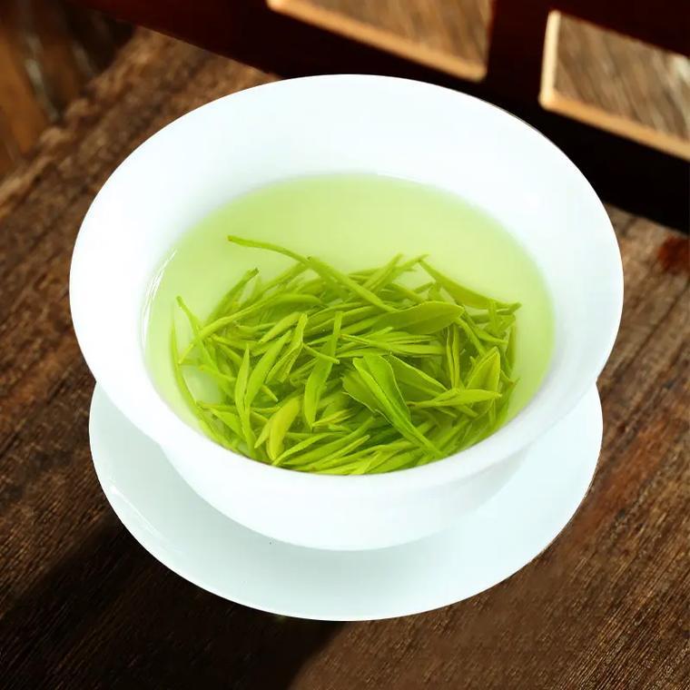 清晨泡杯绿茶，入口是鲜爽回甘，内里藏着满满益处。它富含茶多酚，帮你清爽开启一天；
