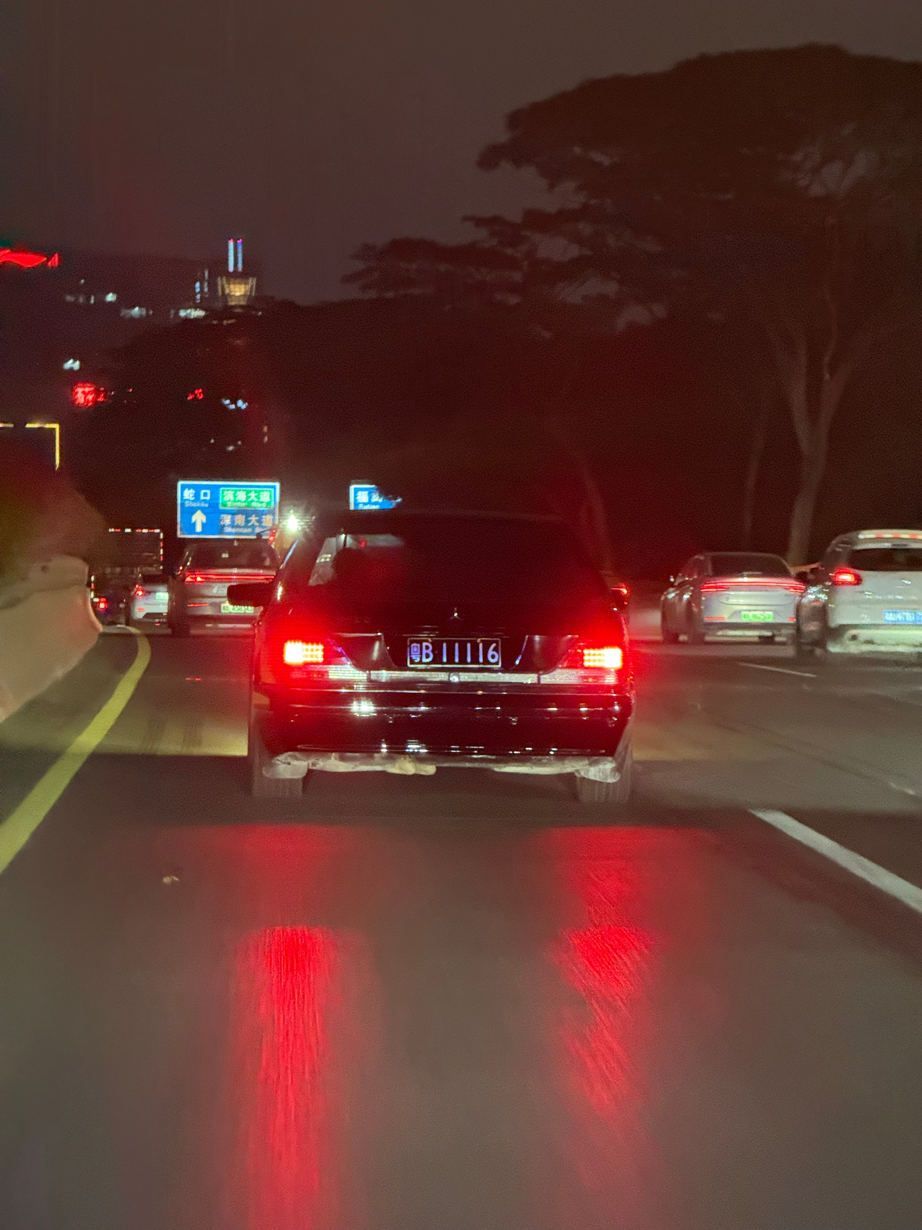 这车牌挂在一个虎头奔上面，对味儿！ 