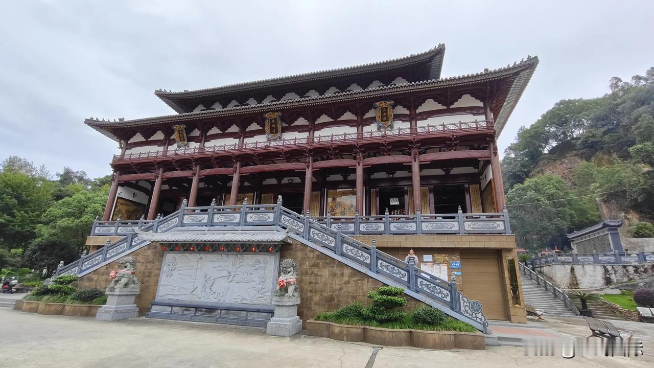 国旗在寺庙迎风飘扬，爱国主义的旗帜永远在心中