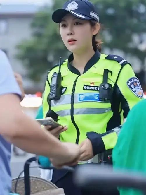 北京交警张钰火了，因为长得好看，才26岁，骑着春风650处理交通，所有人都在讨论